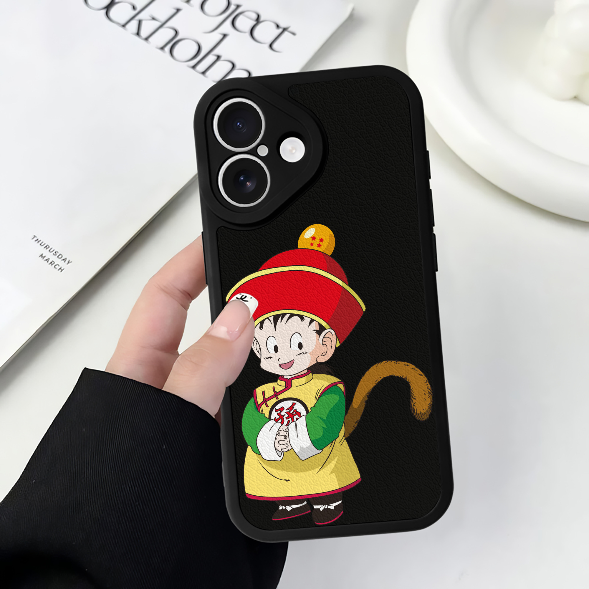 （画像用） ドラゴンボール 孫悟空（そん ごくう）Son Goku カカロット DRAGON BALL Kakarotto 【iPhone 16シリーズ対応】シリコンスマホケース（レザー調） 材質：シリコン
